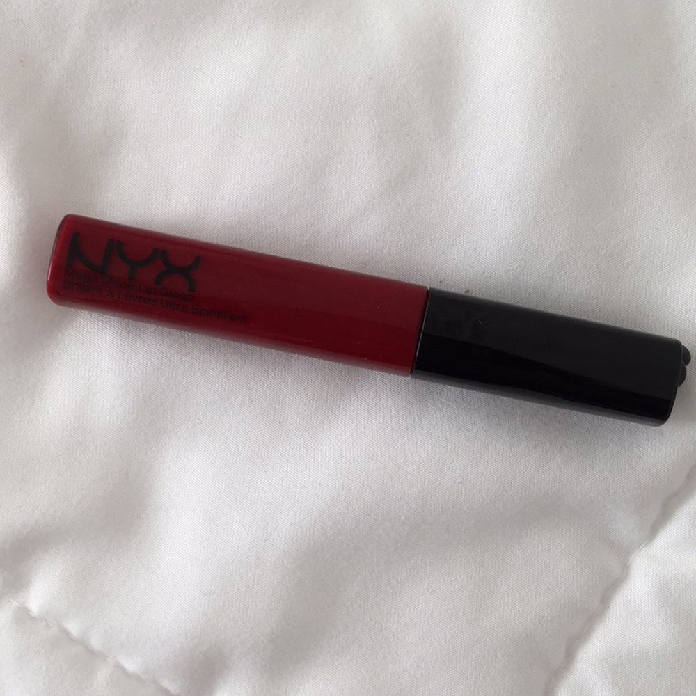 NYX mega shine lip gloss (in Plush Red)